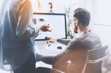 Birlikte çalışma toplantısı. Fotoğraf genç yaratıcı mürettebat yeni başlangıç projesi ile çalışıyor. Ahşap masa üzerinde masaüstü. Fikir sunumu, pazarlama planlarını analiz. Bulanık arka plan, ışık efektleri, film efekti.