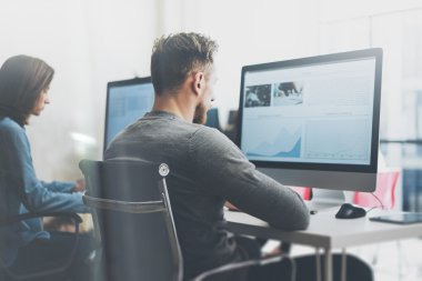 Birlikte çalışma ekibi süreci. Fotoğraf genç iş ekibi yeni başlangıç projesi modern ofis ile çalışıyor. Ahşap masa üzerinde masaüstü bilgisayarlar. Bulanık arka plan, film efekti. Yatay