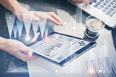 Modern tablet tutan fotoğraf kadın elleri. Yeni özel bankacılık proje ofisinde çalışan hesap yöneticileri. Elektronik cihazları kullanmak. Grafik simgeleri, dünya çapında borsalar ekranda arayüzü. Yatay