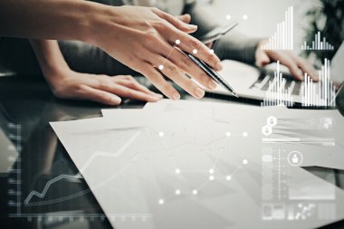 Kalemli fotoğraf kadın elleri. İşadamları mürettebat çalışma yatırım projesi modern ofis. Çağdaş dizüstü bilgisayar kullanma. Dünya çapında bağlantı teknolojisi simgeleri, borsalar grafik arayüzü.