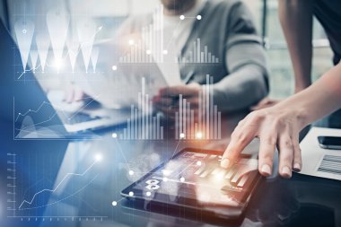 Fotoğraf kadın elleri ekran modern tablet dokunmadan. Global Bank'ta yeni yatırım projesinde çalışan hesap yöneticisi. Elektronik cihazları kullanmak. Grafik simgeleri, dünya çapında borsaarayüzü. Yatay