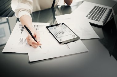 Yatırım yöneticisi çalışma süreci. Rapor modern tablet ekranı kullanarak Fotoğraf kadın. İstatistik grafik ekranı. Özel bankacı patron imza belgeleri için kalem tutuyor. Yeni iş projesi başlatma.