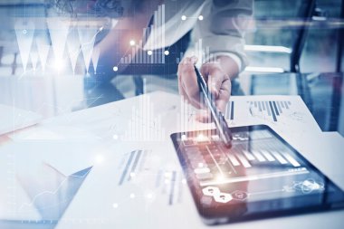 Fotoğraf çalışma süreci. Finans direktörü dünya çapında banka ofisinde yeni küresel proje çalışması. Modern tablet kullanma. Grafik simgeleri, vergi, borsa arayüzü. Yatay