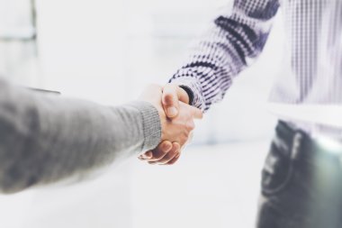 İş ortaklığı toplantısı. Görüntü işadamları el sıkışma. Başarılı işadamları iyi bir anlaşmadan sonra el sıkışıyor. Yatay, bulanık arka plan