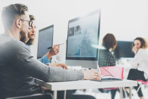 Processo di coworking, progetto di lavoro di squadra dei progettisti. Foto giovane equipaggio aziendale che lavora con il nuovo ufficio moderno startup. Computer da tavolo su tavolo di legno. Sfondo sfocato, effetto film. Orizzonte — Foto Stock