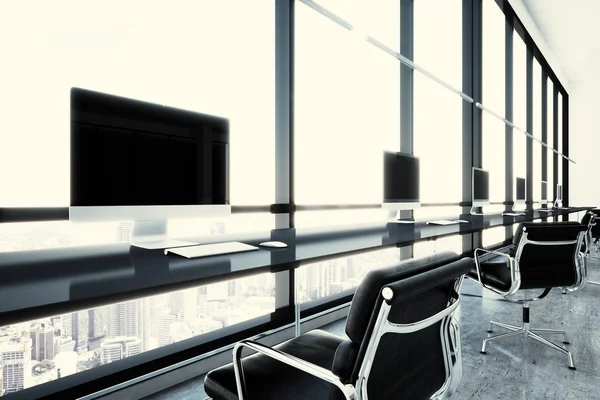 Panoramik pencereler ile iş merkezinde Fotoğraf modern coworking ofis. Jenerik tasarım bilgisayarları ve jenerik beyaz mobilya çağdaş çalışma bölgesi. Açık alan çatı katı. Yatay. 3d render