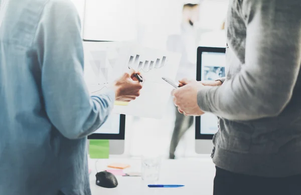 Reunión de coworking, manos de fotos de primer plano. Equipo de foto empresarios que trabajan con el nuevo proyecto de inicio. Presentación de ideas, análisis de planes de marketing. Fondo borroso, efecto de película . — Foto de Stock