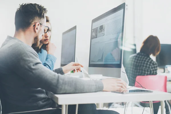 Proceso de coworking. Foto joven equipo de negocios que trabaja con la nueva oficina moderna proyecto de puesta en marcha. Ordenadores de escritorio en mesa de madera. Fondo borroso, efecto de película. Horizontal — Foto de Stock