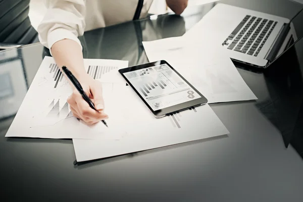 Het werkproces van Investment Manager. Foto vrouw met behulp van rapporten moderne tablet scherm. Grafisch scherm van de statistiek. Private Banker baas houden pen voor tekenen documenten. Opstarten van nieuwe Bedrijfsprojecten. — Stockfoto