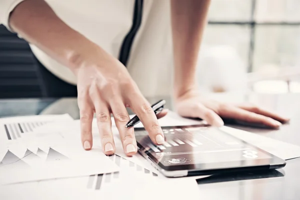 Wanita foto membaca laporan pasar tablet modern dan layar sentuh dengan ikon bursa saham di seluruh dunia. Bekerja di kantor proses. Horisontal. Efek film — Stok Foto