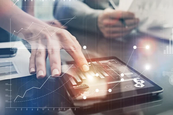 Closeup fotoğraf kadın elleri ekran modern tablet dokunmadan. Ofiste yeni yatırım projesi nde çalışan hesap yöneticileri. Elektronik cihazları kullanmak. Grafik simgeleri, dünya çapında borsaarayüzü. — Stok fotoğraf