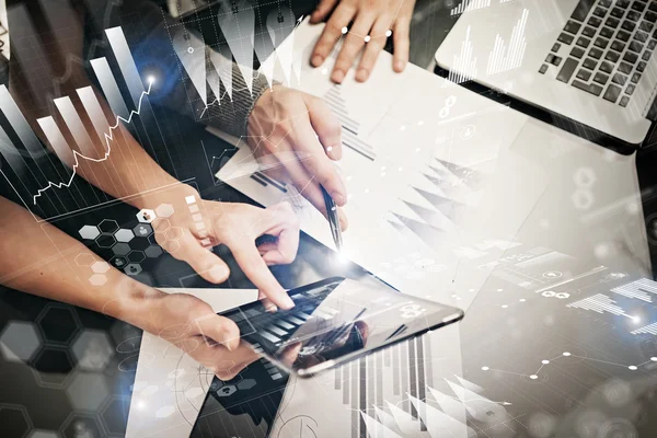 Foto de manos femeninas sosteniendo la tableta moderna y la pantalla conmovedora.Empresarios equipo trabajando nueva oficina de proyectos de inversión.Uso de dispositivos electrónicos. Iconos gráficos, interfaz de bolsa. Horizontal —  Fotos de Stock