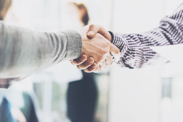 Zakelijke partnerschapsbijeenkomst. Foto businessmans handdruk. Succesvolle zakenlui handshaking na goede deal. Horizontale, onscherpe achtergrond — Stockfoto