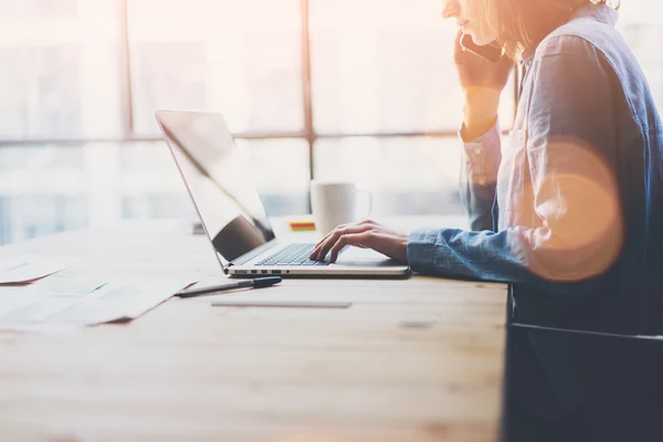 Arbeitsprozess modernes Büro. Account Manager arbeitet Holztisch mit neuen Start-up-Unternehmen. Das Tippen zeitgenössischer Laptops, das Halten von Smartphone-Händen, Reflexions.horizontal.film, Fackeleffekte. verschwommen — Stockfoto