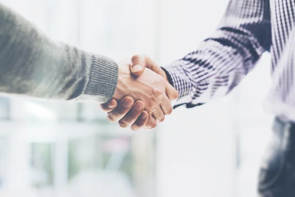 Concetto di business partnership meeting. Immagine uomini d'affari stretta di mano. Uomini d'affari di successo che stringono la mano dopo un buon affare. Sfondo orizzontale, sfocato — Foto Stock