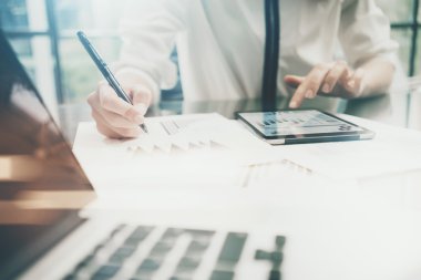 Yatırım yöneticisi iş süreci. Fotoğraf iş kadını touchig modern tablet ekran raporu. İstatistik grafik ekranı. Bankacı imzalar belge, yeni başlangıç, pazarlama planları. Yatay, bokeh ve film efektleri