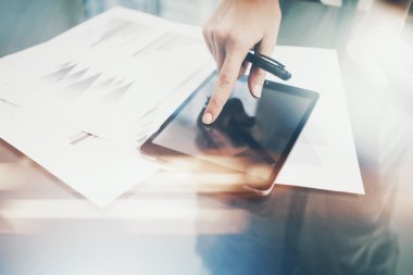 Modern tablet çalışan fotoğraf kadın, siyah boş ekran dokunmadan. Finans yatırım iş süreci. Bankacı işaret belgeleri için kalem tutan, masanın üzerinde piyasalar raporları. Horizontal.Film ve bokeh efektleri