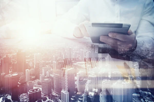 Doppelbelichtung photo.man Berührung moderne tablet.investment trader manager arbeiten neue Private Banking Projekt office.using elektronische device.city Wolkenkratzer Hintergrund, Film und Bokeh-Effekt. — Stockfoto