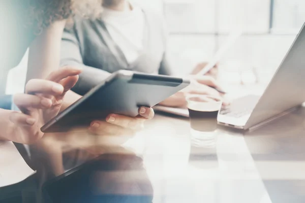 Departamento de Finanzas proceso de trabajo.Imagen mujer mostrando informe de negocios tableta moderna, diagrama screen.Banker hombre celebración de pluma para el documento signos, idea de inicio de discusión.Horizontal.Film y efecto bokeh —  Fotos de Stock