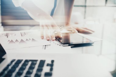 Yatırım yöneticisi iş süreci. Görüntü iş kadını rapor modern tablet ekranı gösteren. İstatistik grafik ekranı. Bankacı imza belgesi için hazır, yeni başlangıç. Yatay, bokeh ve film efektleri