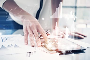 Resim kadın el modern tablet dokunmadan. Yeni özel bankacılık proje ofisinde çalışan yatırım yöneticisi. Elektronik cihaz kullanmak. Grafik simgeler, dünya çapında borsalar arayüzü ekranda. Yatay