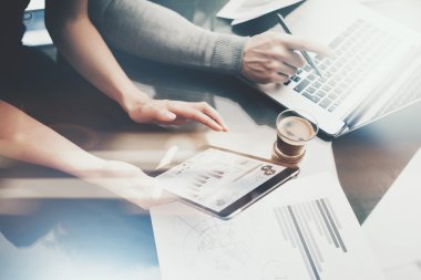 elektronik cihaz ile çalışan yöneticileri