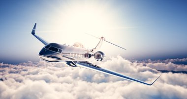 Siyah lüks genel tasarım özel jet mavi gökyüzünde uçan fotoğraf. Büyük beyaz bulutlar ve arka plan güneşe. İş seyahat kavramı. Yatay. 3D render