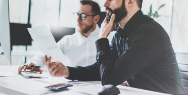 Coworking işlemi fotoğraf. Proje yöneticilerinin takım işe yeni bir fikir. Genç iş ekibi çalışma başlangıç modern office. Sunuyu gösteren tablo üstünde okul sırası bilgisayar. Bulanık, film etkisi. Geniş