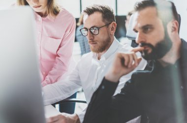 Startupers takım yeni başlangıç projesi çalışırız. Genç iş mürettebat modern stüdyo çalışma. Beyin fırtınası fikir. Bulanık, film etkisi. Yatay