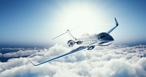 Imagen de diseño genérico de lujo negro jet privado volando en el cielo azul al atardecer. Grandes nubes blancas de fondo. Concepto de viaje de lujo. Horizontal. renderizado 3d — Foto de Stock