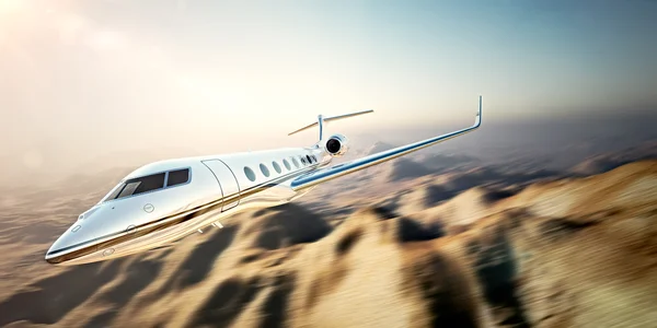 Bild av vit modern och lyxig generisk design privat jet flyger i blå himmel vid solnedgången. Obebodda ökenberg bakgrund. Affärsresa föreställer. Horisontell, rörelse suddig effekt. 3D-rendering — Stockfoto