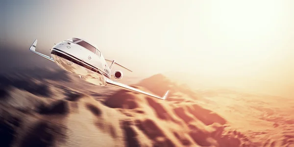 Foto di bianco design moderno e di lusso generico jet privato che vola nel cielo blu sopra deserto disabitato.Montagne sfondo. Orizzontale, movimento effetto sfocato. rendering 3d — Foto Stock