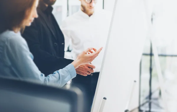 Kantor pertemuan bisnis. Foto wanita yang menunjukkan presentasi ide grafik board.Photo account manajer kru bekerja dengan startup proyekt.New proyek, menganalisis pemasaran plans.Blurred, efek film. Horisontal — Stok Foto