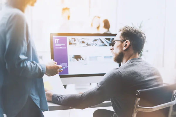 Equipo de gerentes de trabajo nuevo proyecto.Joven equipo de negocios que trabaja con la puesta en marcha moderna oficina.Ordenador de sobremesa en la mesa, monitor de pantalla de imagen.Borrosa, película y efecto de luz. Horizontal — Foto de Stock