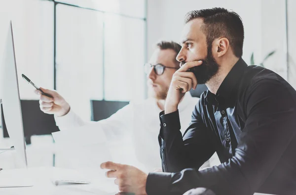 Coworking proces foto. Account managers werken nieuw idee. Young Business crew werkt met Startup modern Office. Desktop computer op tafel, presentatie weergeven. Wazig, filmeffect. Horizontale — Stockfoto