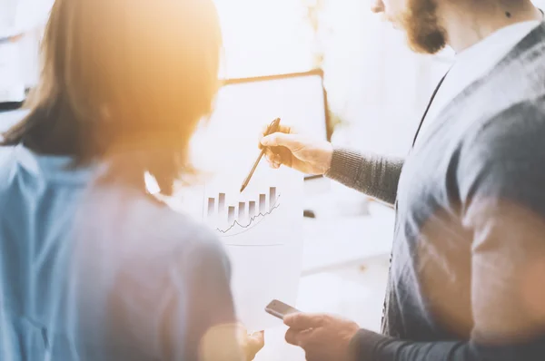 Réunion d'affaires image.Managers équipe travaillant avec le nouveau projet de démarrage, discuter rapport de document de statistiques.Présentation d'idées, analyser les plans de marketing.Fond flou, lumière et effet de film.Horizontal — Photo