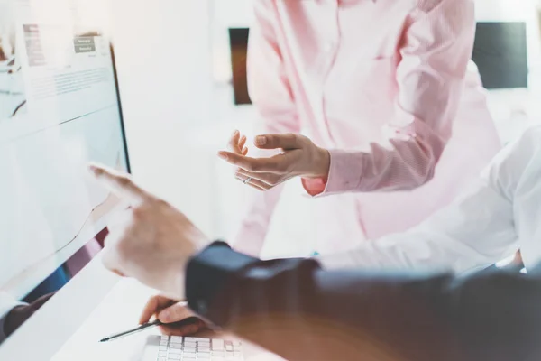 Processus de coworking. Processus de travail du gestionnaire de démarrage nouveau projet.Photo jeune homme d'affaires montrant l'écran de moniteur de document de rapport.Discussion avec un collègue.Ordinateur de bureau sur la table.Effet du film.Horizontal — Photo