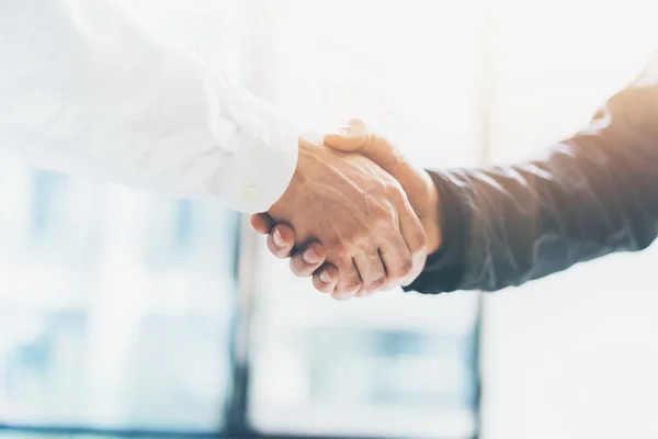 Reunión de socios comerciales. Un apretón de manos de hombres de negocios. Empresarios exitosos apretando las manos después de un buen trato. Fondo horizontal, borroso —  Fotos de Stock