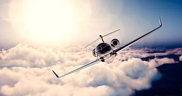 Bild av svart lyx generiska design privata jet flyger i blå himmel vid solnedgången. Stora vita moln bakgrund. Travel affärsidé. Horisontell, främre vy. 3D-rendering — Stockfoto