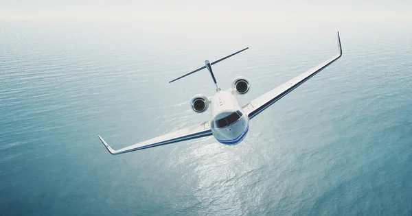 Foto de diseño genérico de lujo blanco jet privado volando sobre el mar vacío. Cielo azul en el fondo.Concepto de viaje de negocios. Horizontal. renderizado 3d —  Fotos de Stock