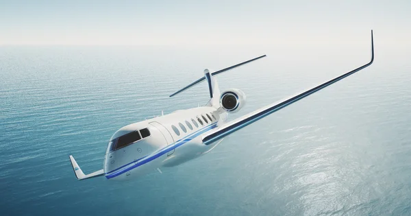 Fénykép fehér luxus általános tervezési privát repülőgép repül át a tengeren. Üres kék ég háttér. Luxus utazási koncepció. Vízszintes. 3D-leképezés — Stock Fotó