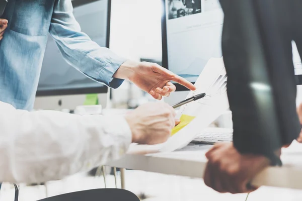 Riunione di lavoro brainstorming, documenti fotografici che si tengono per mano. Photo account manager crew che lavorano con il nuovo progetto startup.Idea presentazione, analizzare i piani di marketing. Sfocato, effetto film, orizzontale — Foto Stock