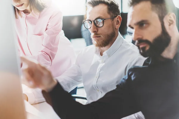 Naaiatelier proces foto. Finance managers teamwork nieuw idee. Jonge bedrijf bemanning werken met opstarten moderne office. Desktopcomputer op tafel, presentatie tonen. Wazig, film effect. Horizontale — Stockfoto