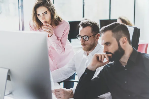 Collega's in zonnig kantoor. Project managers teamwork nieuw idee. Jonge bedrijf bemanning werken met opstarten moderne studio. Desktopcomputer op tafel, presentatie tonen. Wazig, film effect. Horizontale — Stockfoto