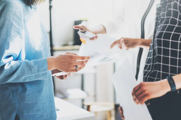 Incontri di donne d'affari.Primi documenti fotografici che si tengono per mano. Manager di Photo Marketing che lavorano con un nuovo progetto di startup. Idea di presentazione, analizzare le relazioni di mercato.Sfocato, effetto film. Orizzonte — Foto Stock