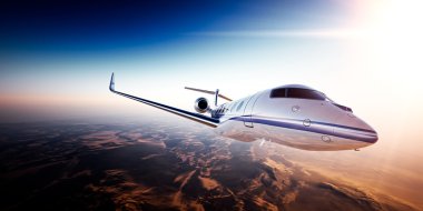 Dağların üzerinde uçan Beyaz jenerik tasarım özel jet Gerçekçi fotoğraf. Arka planda boş mavi gökyüzü ve güneş. Modern Lüks uçak ile Business Travel. Yatay, yan görünüm yakın çekim. 3d render