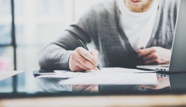 Çalışma süreci fotoğrafı. Yeni başlatılan projeyle birlikte yönetici çalışma masası. Modern defter masası. İmza sözleşmesi için kalem kullanmak. Yatay olarak. Film efekti. Bulanık arkaplan