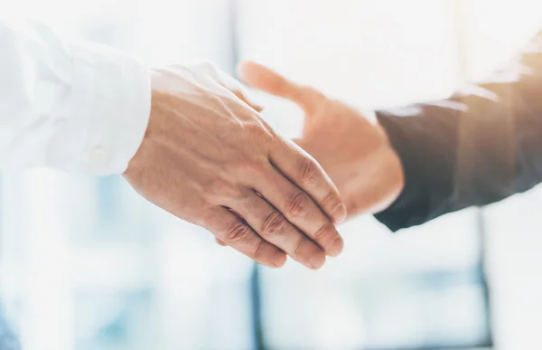 Zakelijke partnerschapsvergadering. Foto businessmans handshake. Succesvolle zakenlieden handshaking na goede deal. Horizontaal, onscherpe achtergrond, filmeffect — Stockfoto