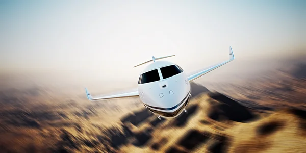 Zdjęcie białego nowoczesnego i luksusowego ogólnego projektu prywatnego odrzutowca latającego w błękitnym niebie o wschodzie słońca. Niezamieszkałe pustynia góry tle. Zdjęcie podróży służbowych. Poziomo, ruch niewyraźne efekt. renderowanie 3D — Zdjęcie stockowe