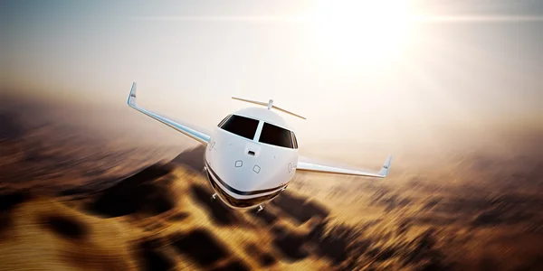 Bild av vit modern och lyxig generisk design privat jet flygande i blå himmel vid soluppgången. Obebodd öken Bergs bakgrund. Affärsresa föreställer. Horisontell, rörelse suddig effekt. 3D-rendering — Stockfoto